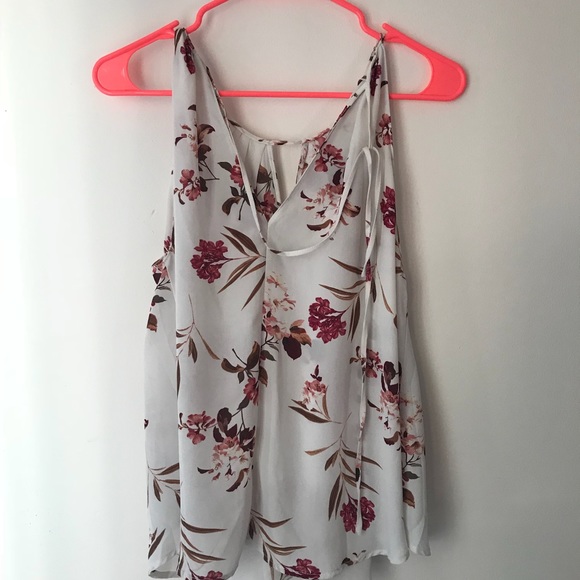 NWOT Beautiful floral Francesca’s top - Picture 2 of 3